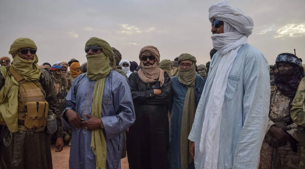مقاتلون من «جبهة تحرير أزواد» في بلدة كيدال الاستراتيجية التي تقع تحت سيطرة الجبهة (أ.ف.ب)