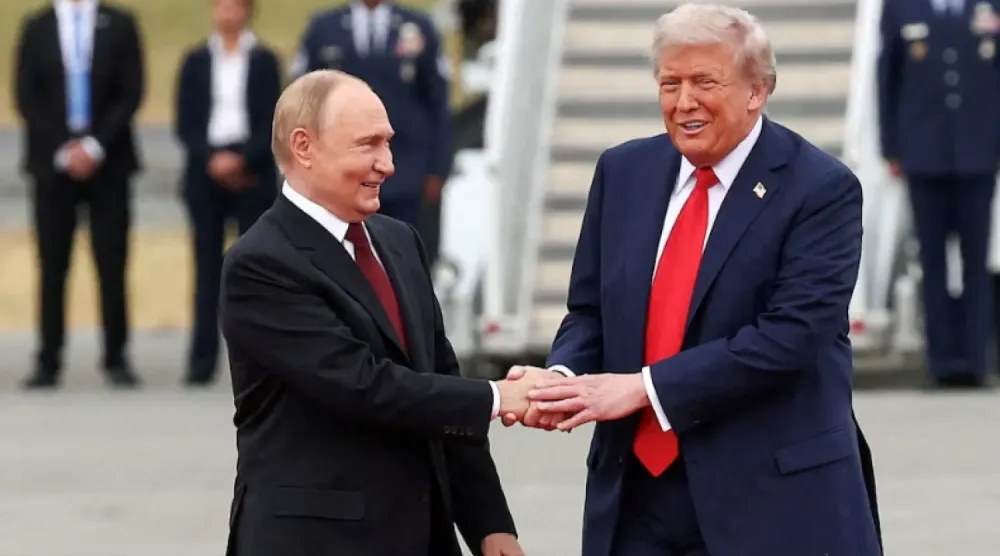 Rusya Devlet Başkanı Vladimir Putin (solda), ABD Başkanı Donald Trump ile el sıkışıyor. (Reuters)