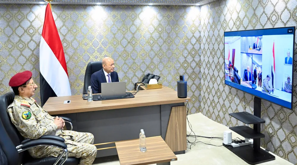 رئيس مجلس القيادة اليمني رشاد العليمي يتابع مستجدات عملية «فجر اليمن» الثلاثاء (سبأ)