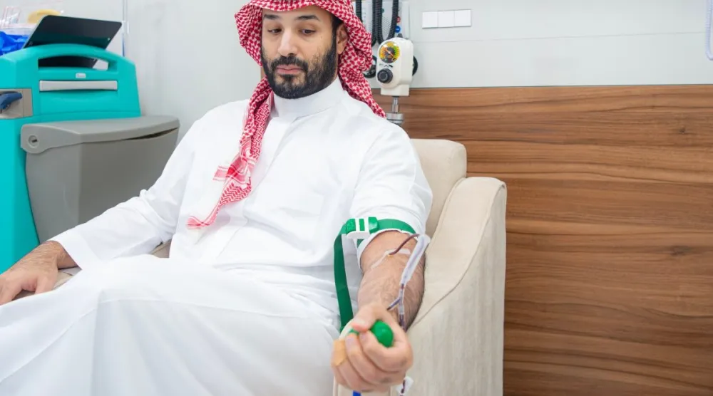 ولي العهد السعودي الأمير محمد بن سلمان لدى تبرعه بالدّم (واس)