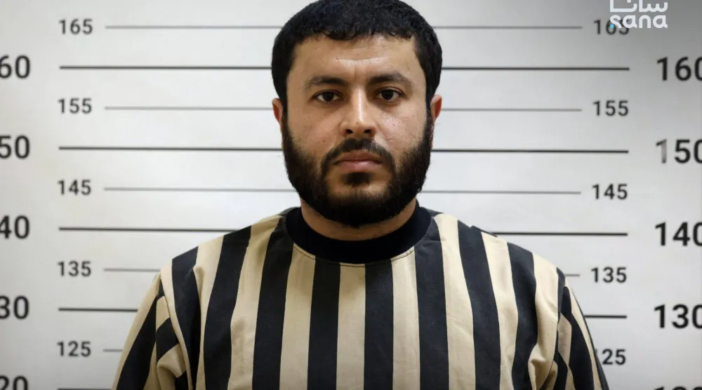 صورة نشرتها وزارة الداخلية السورية تظهر خالد رائد بيروني (أبو حسن دوشكا) القيادي في «داعش» الذي تم القبض عليه (الداخلية السورية)