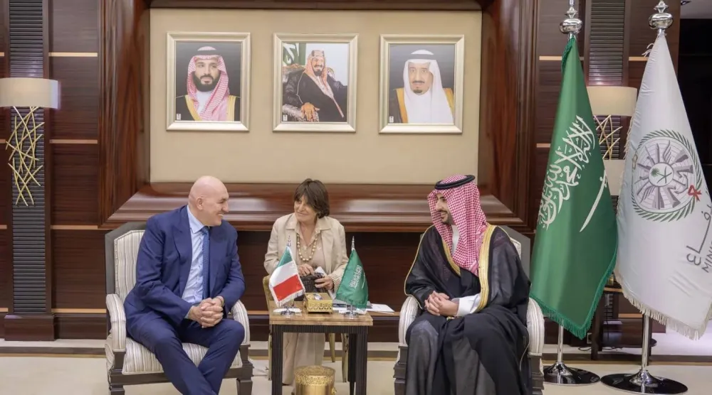وزير الدفاع السعودي الأمير خالد بن سلمان مع نظيره الإيطالي جويدو كروسيتو بالرياض في أبريل الماضي (واس)