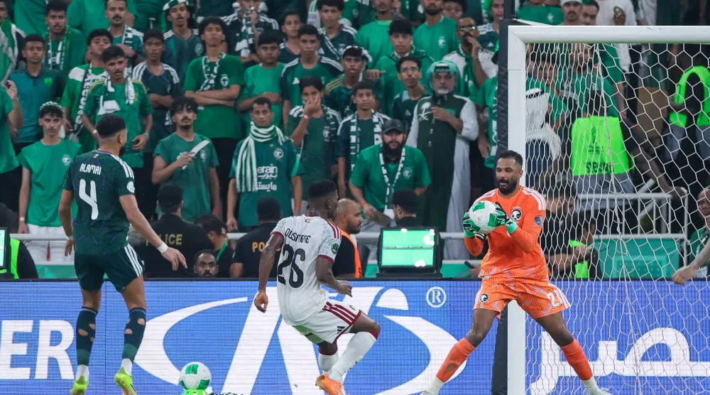 العويس واصل تألقه في حماية شباك الأخضر (المنتخب السعودي) 