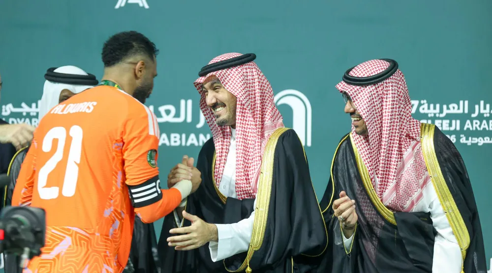 الفيصل لحظة تتويج قائد الأخضر محمد العويس (تصوير: عدنان مهدلي) 