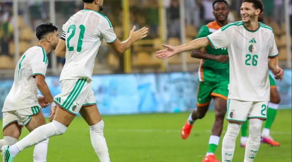 فرحة لاعبي الجزائر بهدف رامي بنسبعيني في مرمى النيجر (الاتحاد الجزائري)