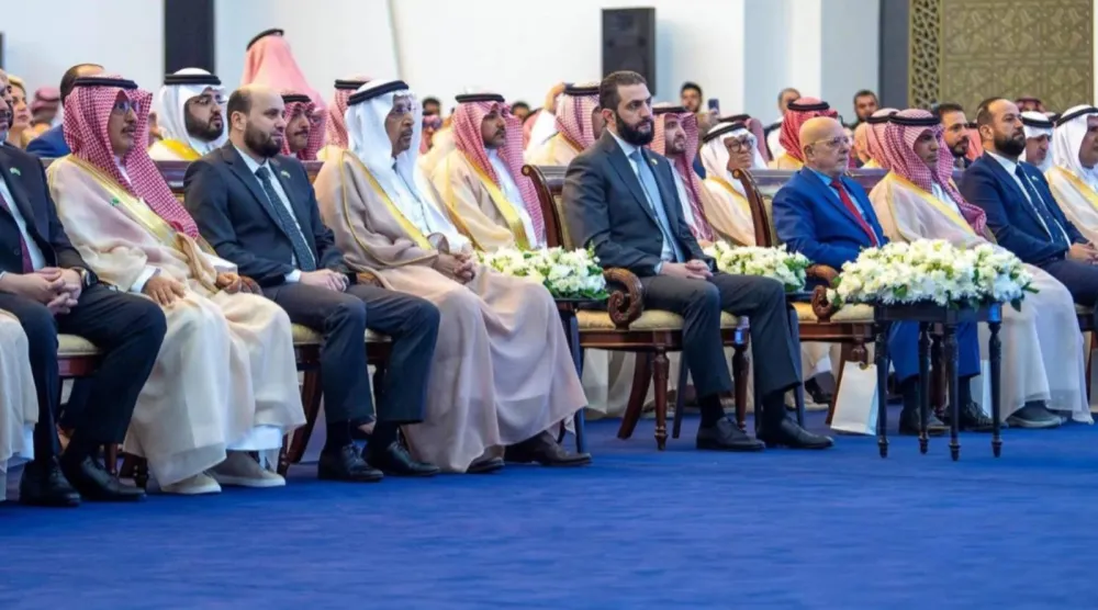 الرئيس السوري أحمد الشرع مع رجال الأعمال خلال المنتدى الاستثماري السعودي-السوري في دمشق (واس)