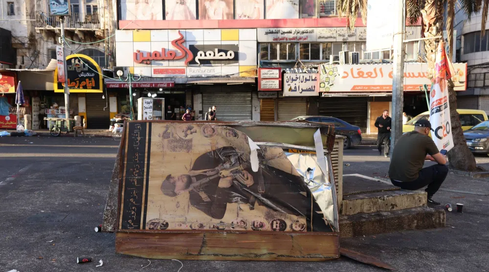صورة لنصب تذكاري متضرر بعد أن دمرته القوات الإسرائيلية خلال مداهمة لنابلس في الضفة الغربية (إ.ب.أ)