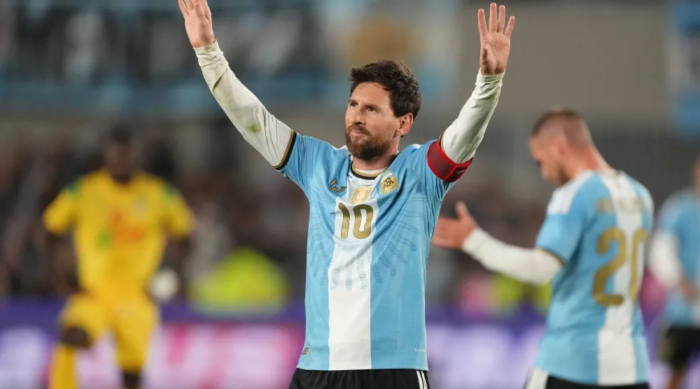 ميسي يودع الجماهير في آخر ظهور بقميص منتخب الأرجنتين (أ.ب)