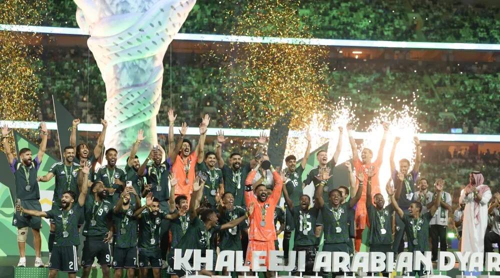 لاعبو المنتخب السعودي لحظة تتويجهم باللقب (تصوير: عدنان مهدلي)