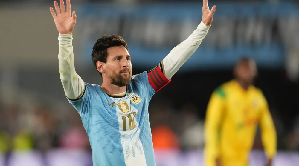 ليونيل ميسي يحتفل بتسجيل الهدف الثالث للأرجنتين من ركلة جزاء خلال مباراته الأخيرة مع المنتخب أمام بنين (أ.ب)