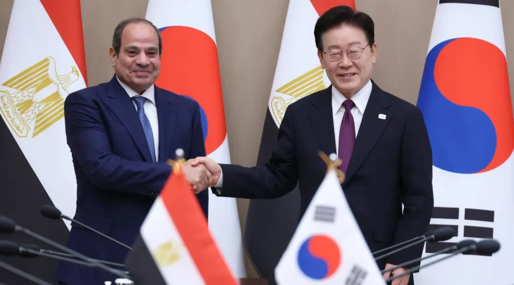 Güney Kore Devlet Başkanı Lee Jae-myung, Seul’de Mısır Cumhurbaşkanı Abdülfettah es-Sisi ile el sıkışıyor. (EPA)