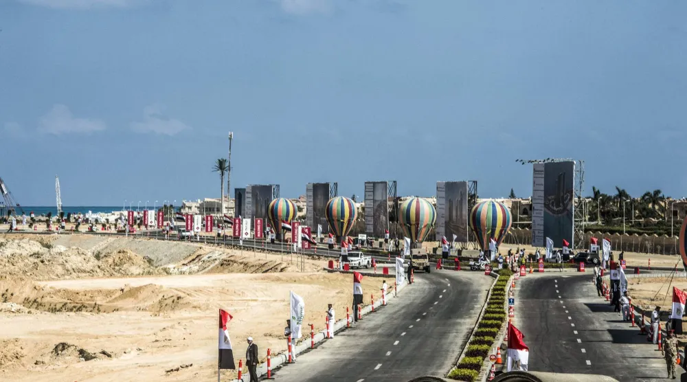 الطريق السريع المار بمدينة العلمين الجديدة الواقعة على بُعد نحو 100 كيلومتر غرب مدينة الإسكندرية الشمالية (أ.ف.ب)
