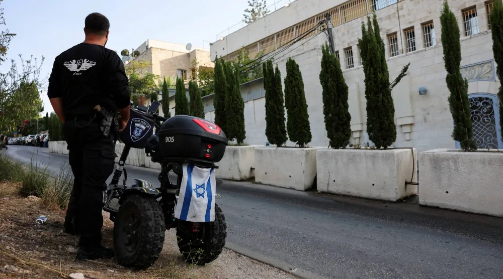 عضو ببلدية القدس يقف خارج القنصلية البريطانية في الموعد النهائي الذي حددته إسرائيل لإغلاقها... وذلك في أعقاب عقوبات تجارية فرضها رئيس الوزراء البريطاني أندي بيرنهام على المستوطنات الإسرائيلية بالضفة الغربية المحتلة في القدس الشرقية (رويترز)