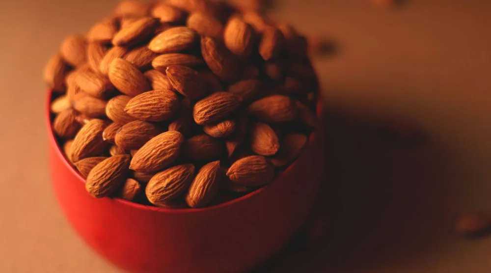 بينما يُعرف اللوز كمصدر جيد للمغنيسيوم لكن هناك أطعمة ومكسرات وبذور أخرى توفر كميات مهمة (بكسلز)
