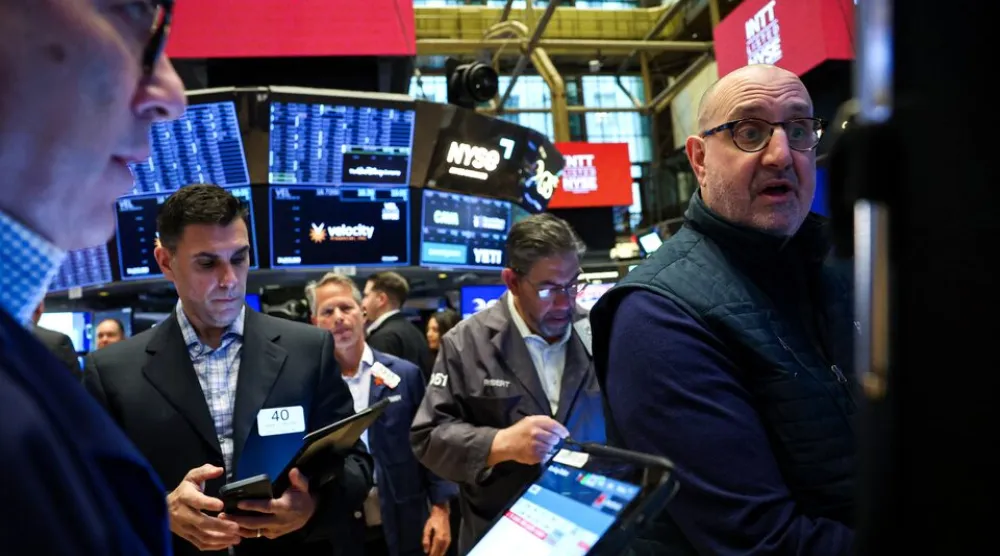 يعمل المتداولون في قاعة التداول ببورصة نيويورك (NYSE) - الولايات المتحدة (رويترز)