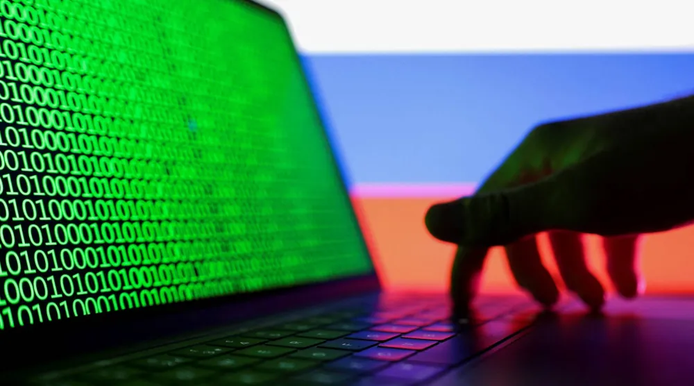 بعض الرسائل الاحتيالية تصل عبر إشعارات رسمية وتتضمن رموز تحقق لم يطلبها المستخدم (رويترز)