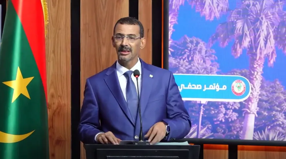 وزير الثقافة والاتصال الناطق باسم الحكومة الحسين ولد امدو خلال مؤتمر صحافي مساء الأربعاء (تواصل اجتماعي)