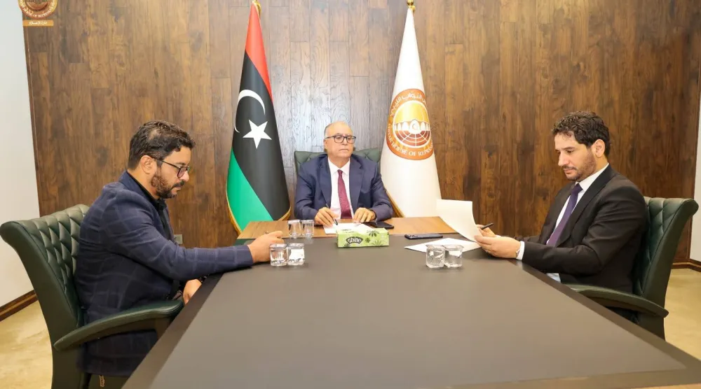 الصالحين يتوسط دومة (إلى اليمين) والأشتر في أول اجتماع لرئاسة مجلس النواب الليبي الجديد الأربعاء (مجلس النواب)