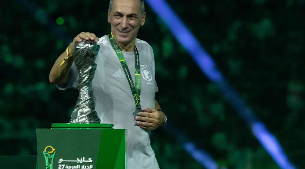 دونيس يحتفل بالكأس الخليجية (الاتحاد السعودي)