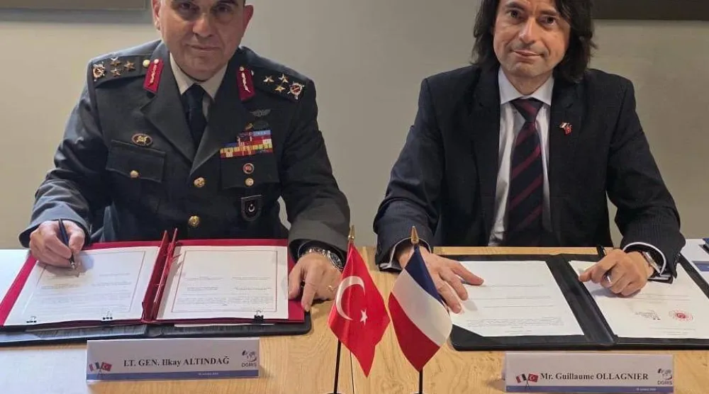 غيوم أولانييه المدير العام للعلاقات الدولية والاستراتيجية في الجيش الفرنسي مع نظيره التركي الفريق إلكاي ألتينداغ (وزارة الدفاع التركية)