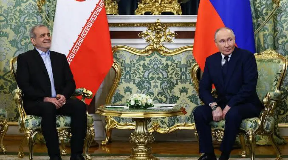 الرئيس الروسي فلاديمير بوتين ونظيره الإيراني مسعود بزشكيان خلال لقاء في موسكو يوم 17 يناير 2025 (رويترز)