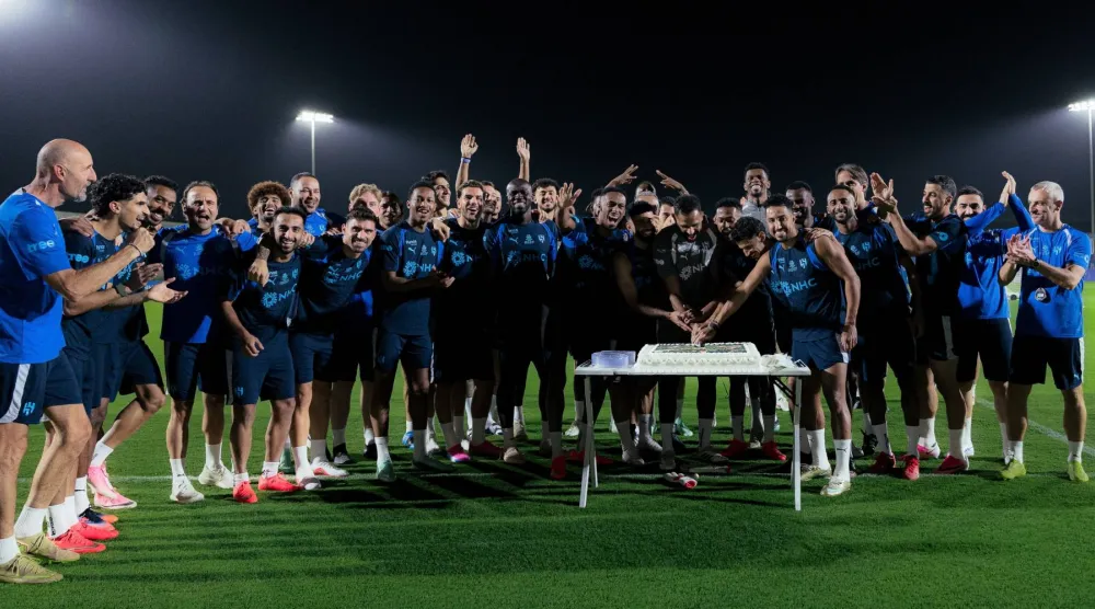 لاعبو الهلال خلال احتفالهم بلاعبي الأخضر أبطال الخليج (موقع النادي)