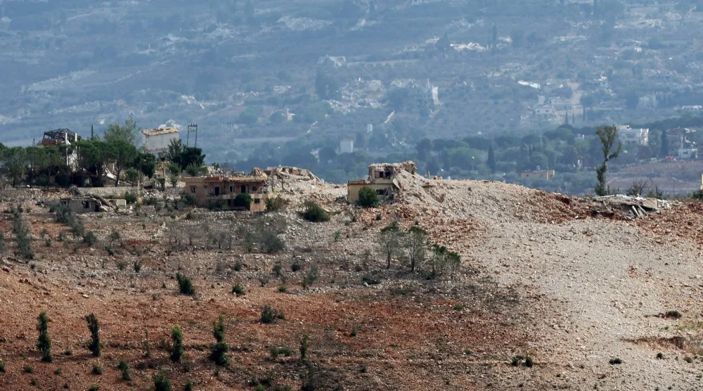 مبانٍ متضررة جراء غارات إسرائيلية على القنطرة كما تبدو من برج قلاويه في جنوب لبنان يوم 5 أكتوبر 2026 (إ.ب.أ)