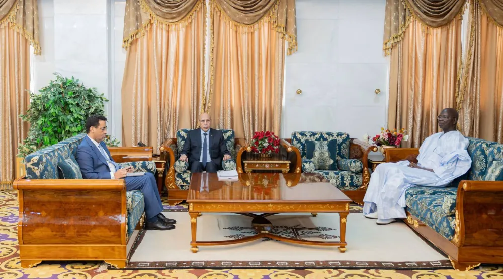 الرئيس الموريتاني خلال تسلم التقرير من رئيس الوزراء ورئيس لجنة التحقيق مساء الخميس (الرئاسة الموريتانية)