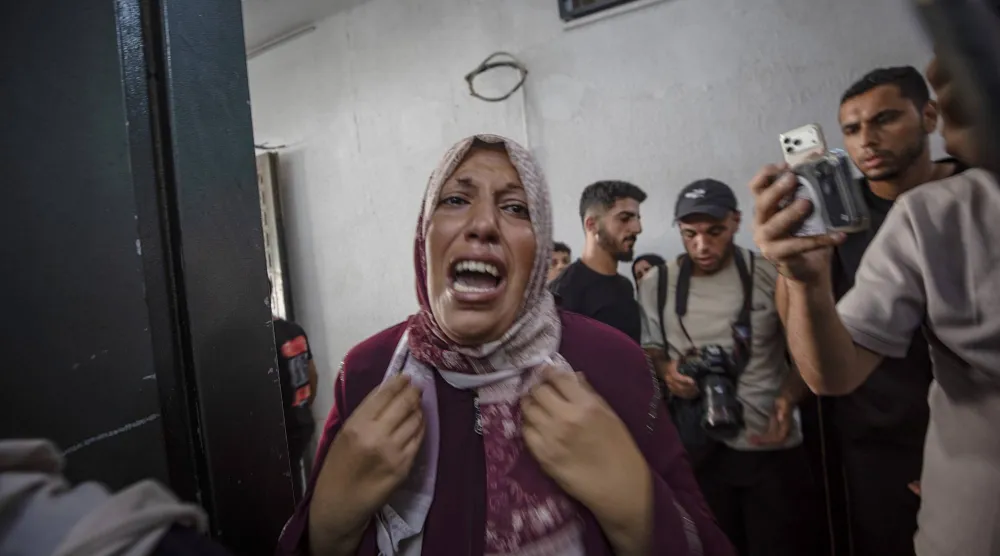 فلسطينية تبكي خلال تشييع طفل في الثامنة من العمر قتل بغارة إسرائيلية بمدينة غزة الجمعة (إ.ب.أ)