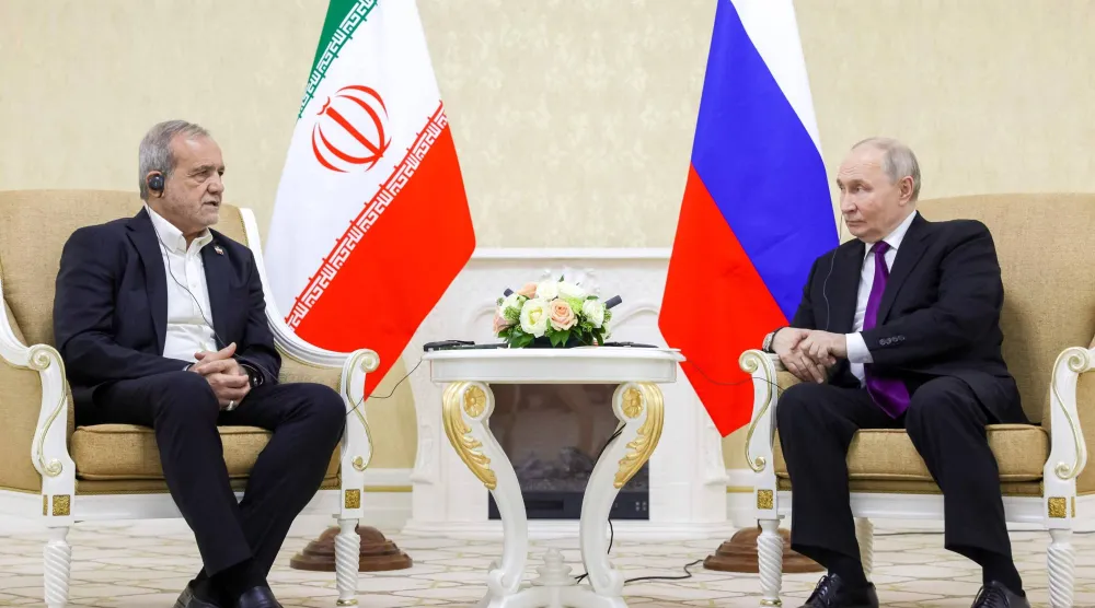 الرئيس الروسي فلاديمير بوتين ونظيره الإيراني مسعود بزشكيان (أ.ف.ب)