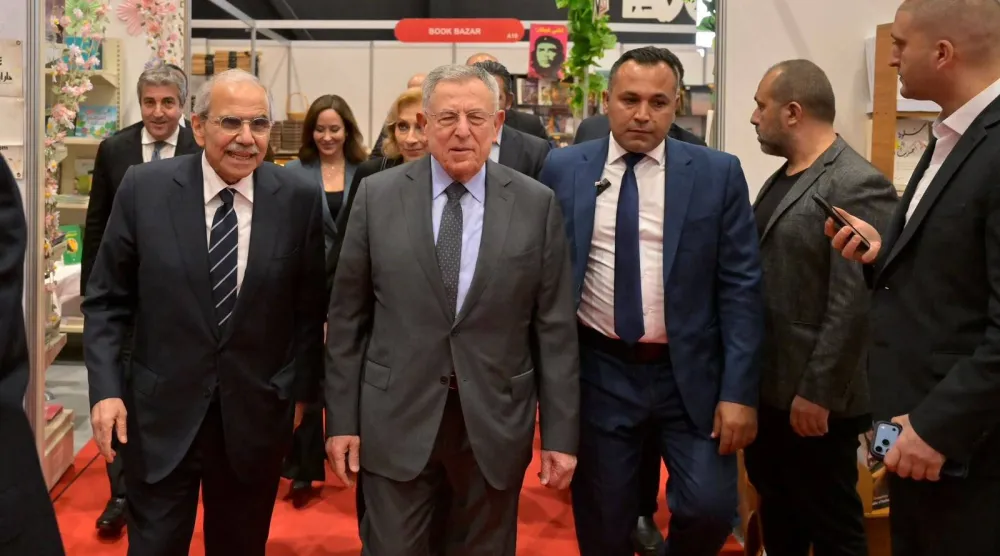 رئيس الحكومة اللبنانية نواف سلام ورئيس الحكومة الأسبق فؤاد السنيورة خلال جولة في أجنحة معرض بيروت للكتاب (رئاسة الحكومة)