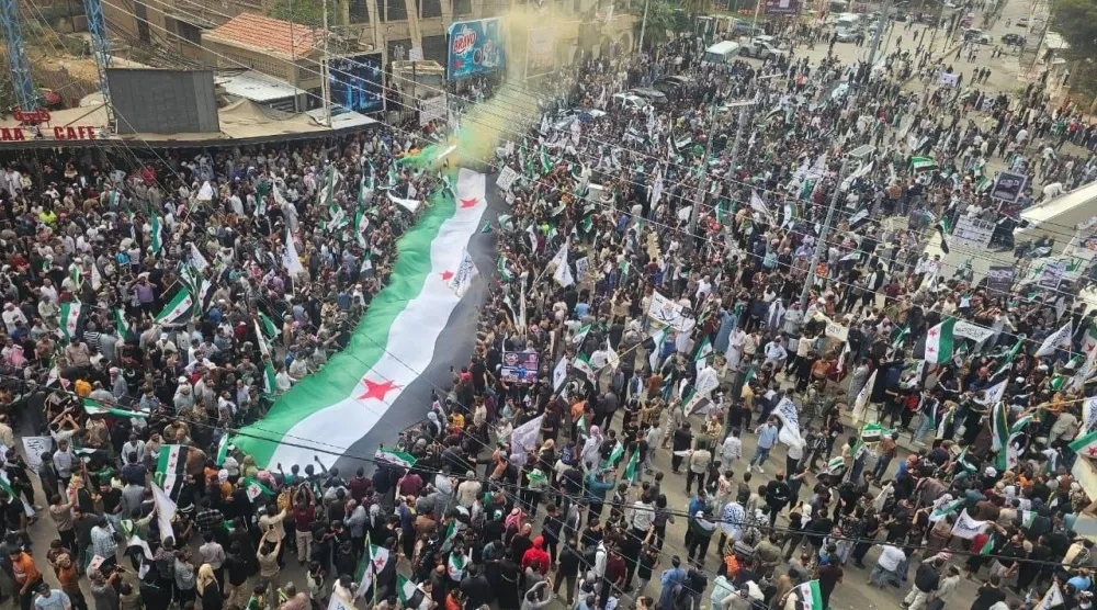 العلم السوري في مظاهرة الحسكة (مواقع التواصل)