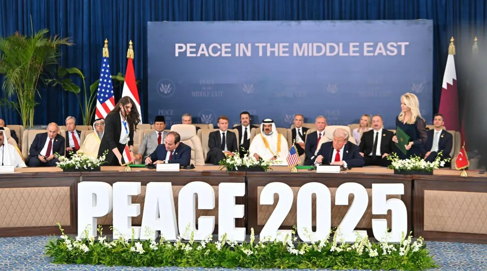 في أثناء التوقيع على اتفاق السلام في غزة بقمة السلام في شرم الشيخ المصرية أكتوبر 2025 (الرئاسة المصرية)