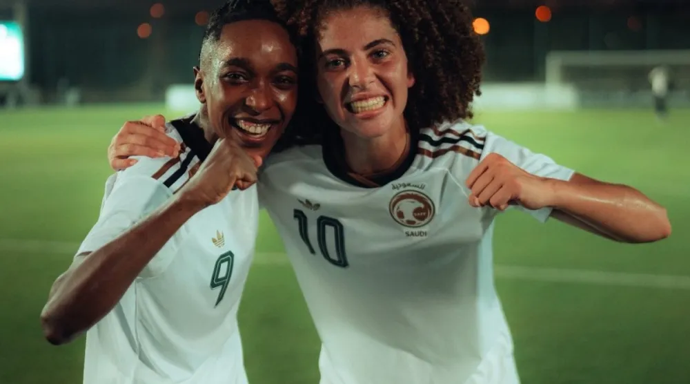 صبا توفيق ومباركة محمد تحتفلان بعد نهاية المباراة (الاتحاد السعودي لكرة القدم)