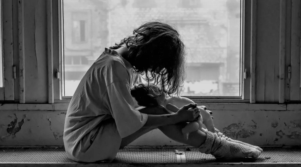 الحزن الطبيعي غالباً يكون مؤقتاً بينما قد يستمر الاكتئاب لأسابيع (بيكسباي)