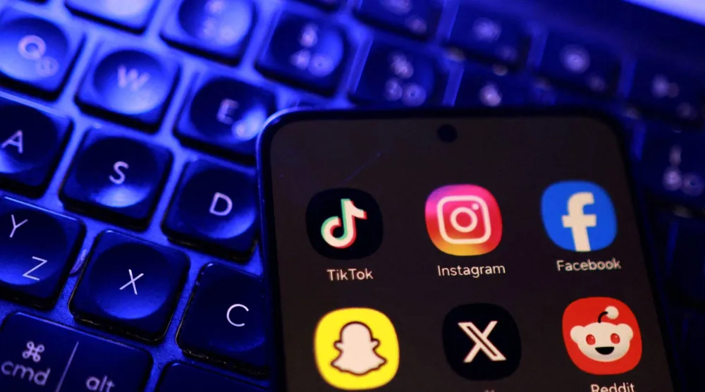 عدد من تطبيقات مواقع التواصل على شاشة هاتف (رويترز)