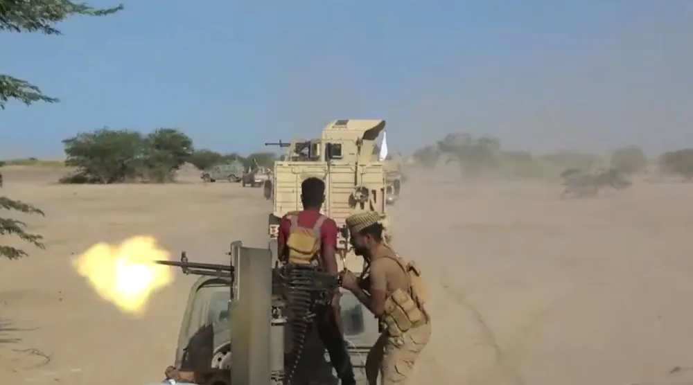 جنود من ألوية العمالقة الحكومية اليمنية خلال حملتهم ضد الحوثيِّين قرب باب المندب (أ.ب)