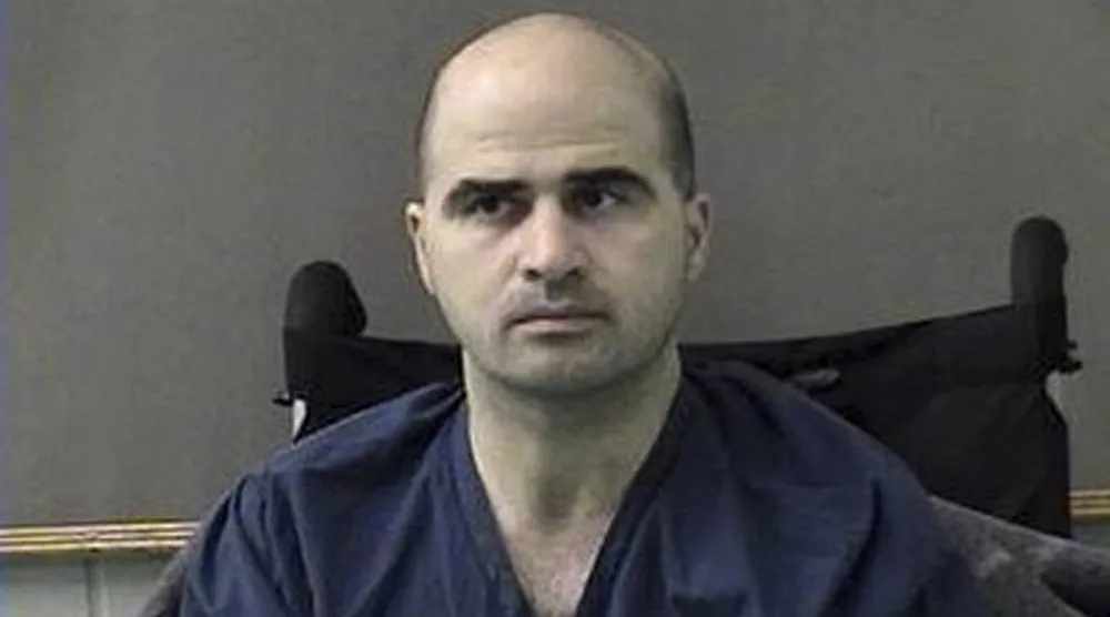 نضال حسن يظهر بعد نقله من مركز بروك الطبي العسكري في سان أنطونيو إلى سجن مقاطعة بيل في بيلتون بولاية تكساس 9 أبريل 2010 (أ.ف.ب)