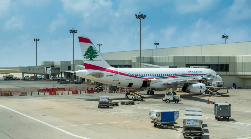 إحدى طائرات «الميدل إيست» في مطار بيروت (شاترستوك)