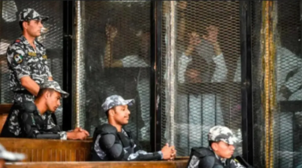 جانب من محاكمة سابقة لعناصر من «الإخوان» في مصر (أرشيفية-أ.ف.ب)