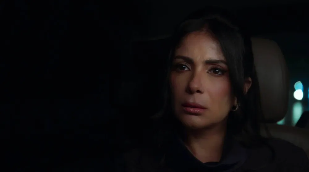 منى زكي في لقطة من مسلسل «طالع نازل» (منصة شاهد)