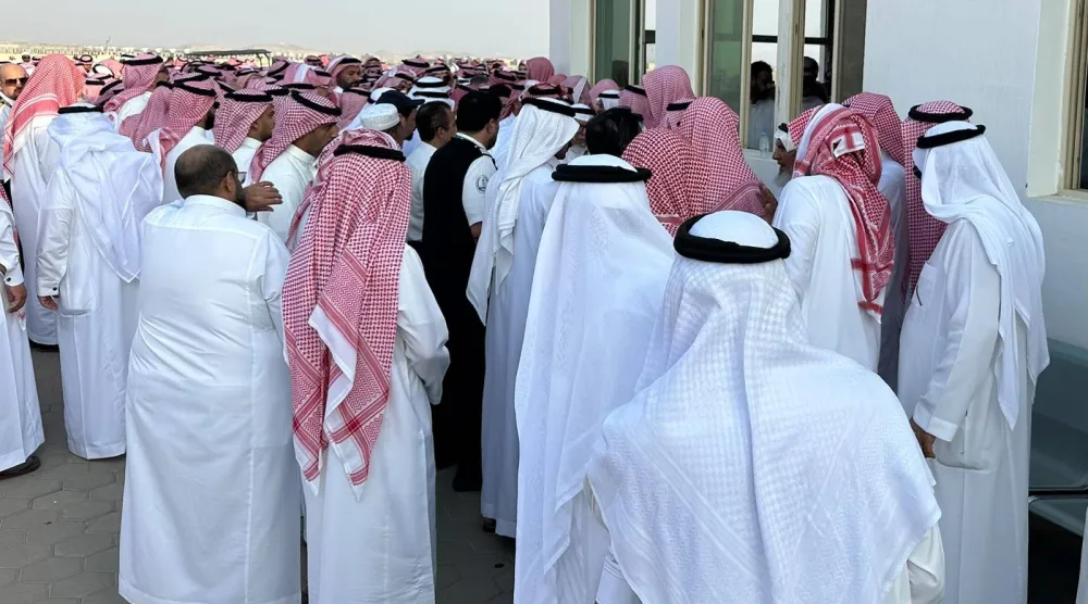 جموع المُعزِّين يواسون أسرة الكابتن طيار حمود الكلثمي في مقبرة الصالحية (الشرق الأوسط)