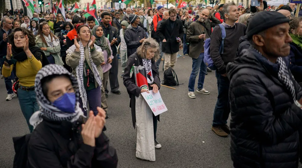 آلاف يتظاهرون في لندن دعمًا للفلسطينيين (أ.ب)