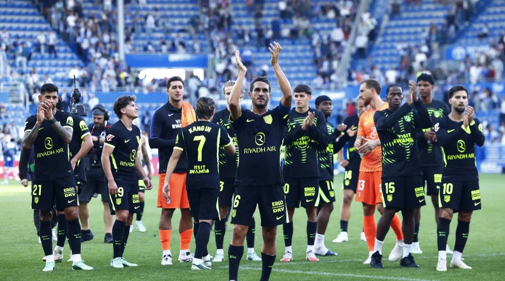 المخضرم كوكي قائد أتلتيكو مدريد يحيي جماهير فريقه الزائرة بعد الفوز على ألافيس (رويترز)