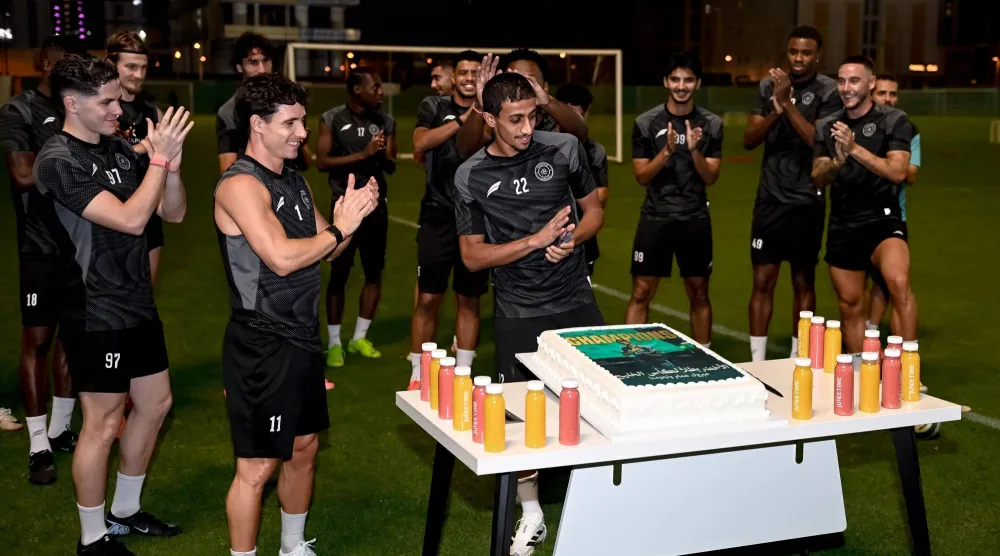 همام خلال احتفالية الشباب بمناسبة حصوله على جائزة أفضل لاعب في خليجي 27 (موقع نادي الشباب)