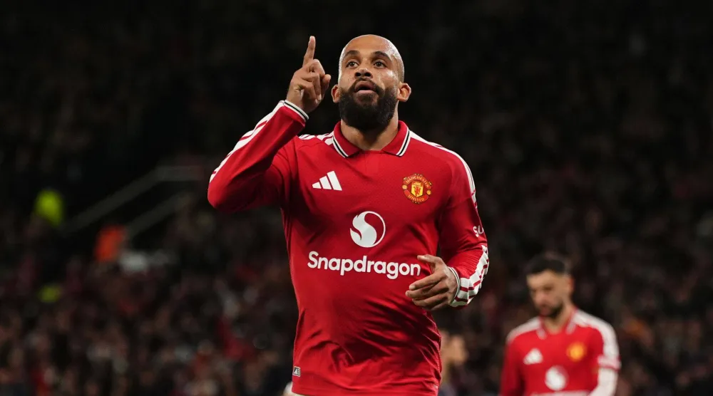 برايان مبيومو لاعب فريق مانشستر يونايتد (د.ب.أ)