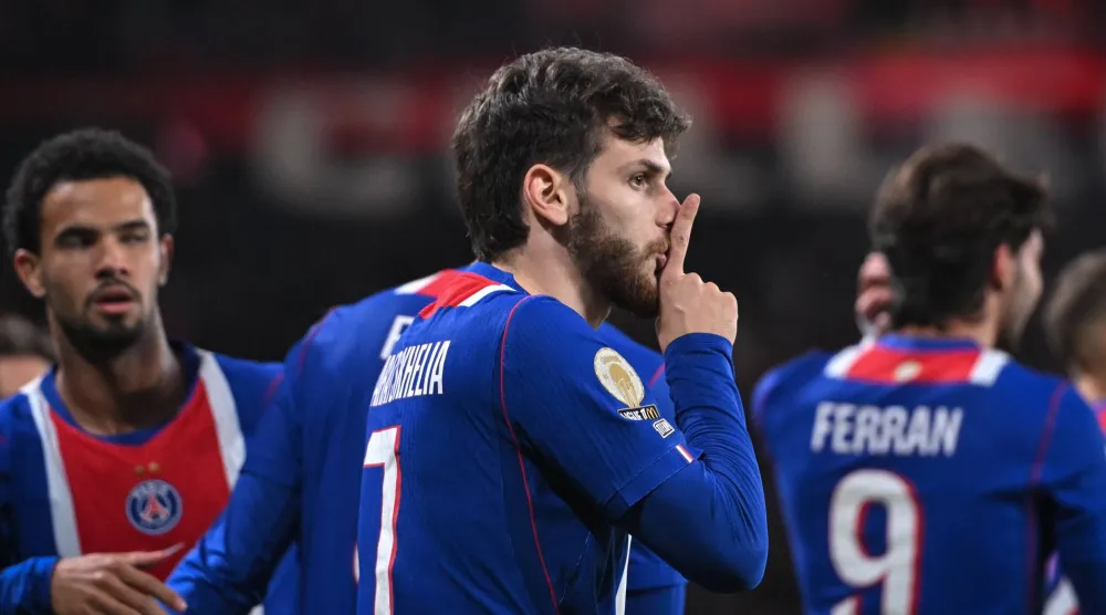 كفاراتسخيليا لاعب سان جيرمان يحتفل بعد هدفه في المباراة (إ.ب.أ)
