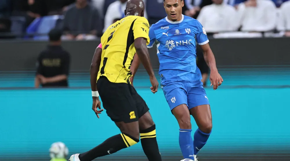 واتكينز يحاول المرور من دانيلو مدافع الاتحاد (تصوير: سعد العنزي)