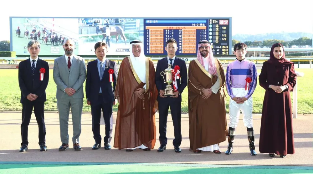 الأمير سلمان بن عبد الله سلّم الكأس لمالك الجواد الفائز (نادي سباقات الخيل)