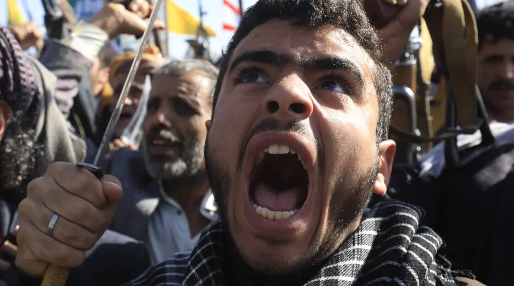 الحوثيون حشدوا حملة ضخمة من قواتهم لاقتحام أرياف تعز ومحاصرة المدينة (إ.ب.أ)